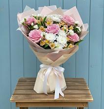 Букет цветов из:  Гвоздики, Орхидеи и Розы в Поселок дома отдыха Озера