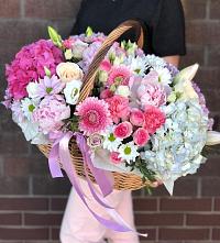 Цветочная композиция из Розы, Хризантемы, Пионы и Лизиантусы в корзине в Поселок дома отдыха Озера