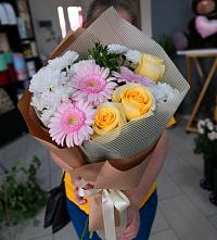 Букет цветов из:  Герберы, Розы и Хризантемы в Поселок дома отдыха Озера