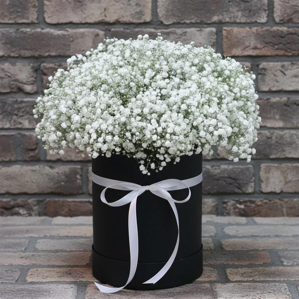 Цветочная композиция из Гипсофила в шляпной коробке в Поселок дома отдыха Озера