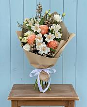 Букет цветов из:  Альстромерии, Лизиантусы, Розы и Хризантемы в Поселок дома отдыха Озера