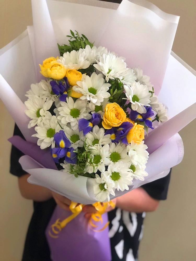 Букет цветов из: Ирисы, Хризантемы и Розы в Поселок дома отдыха Озера