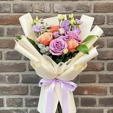 Букет цветов из:  Лизиантусы и Розы в Поселок дома отдыха Озера