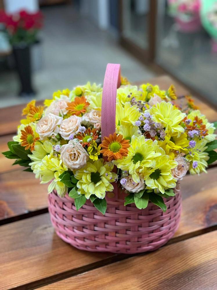 Цветочная композиция из Хризантемы и Розы в корзине в Поселок дома отдыха Озера
