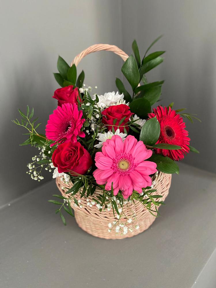 Цветочная композиция из Розы, Хризантемы и Герберы в корзине в Поселок дома отдыха Озера
