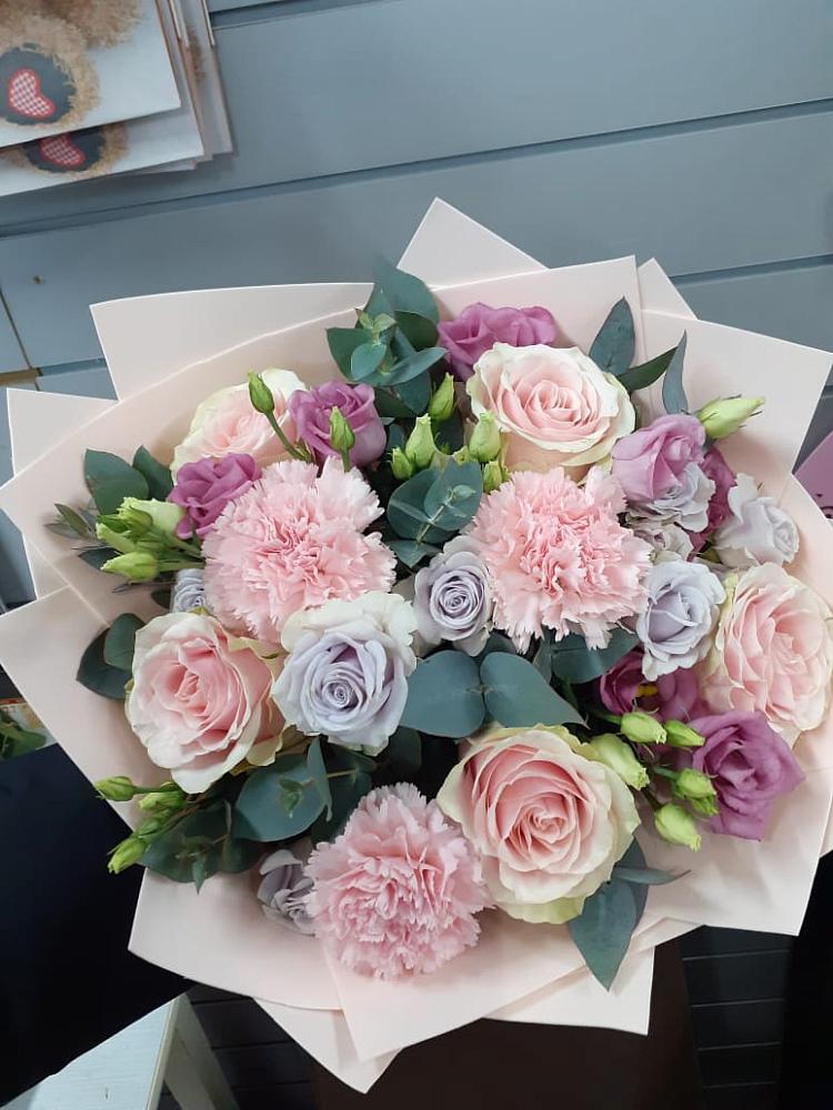 Букет цветов из: Розы, Гвоздики и Лизиантусы в Поселок дома отдыха Озера