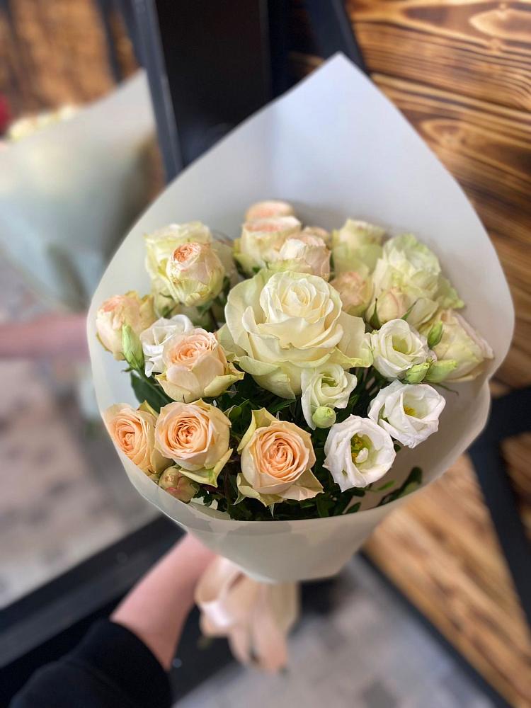 Букет цветов из: Розы и Лизиантусы в Поселок дома отдыха Озера